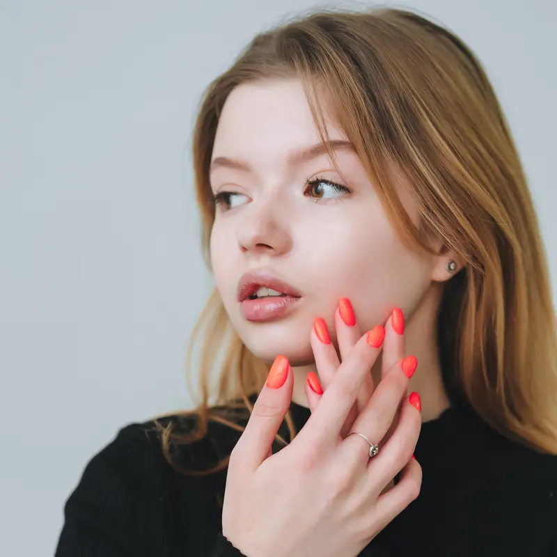 усміхнена жінка позує ізольовано